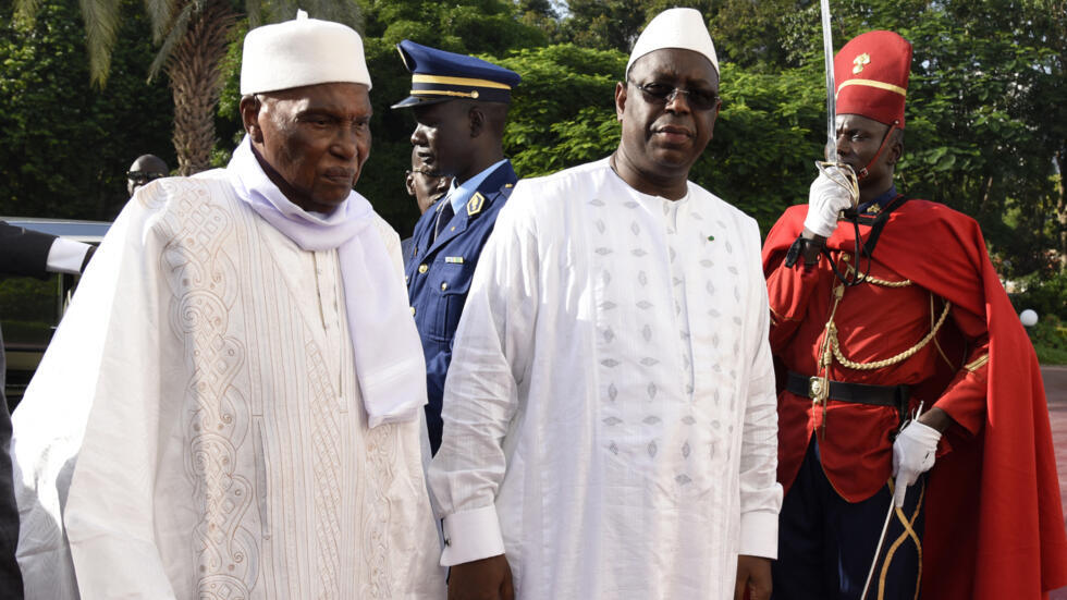 Le président sénégalais Macky Sall (à droite) et son prédécesseur Abdoulaye Wade (à gauche), à Dakar en octobre 2019 (photo d'illustration).