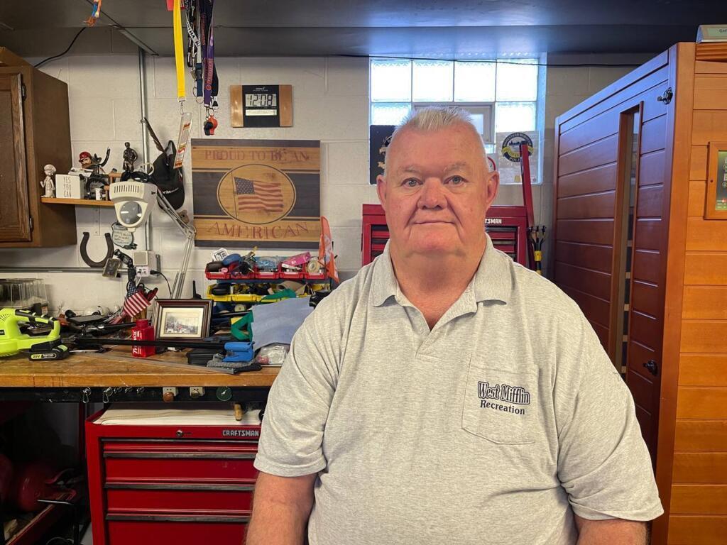 Chris Kelly, le maire de West Mifflin, travaille depuis son garage.