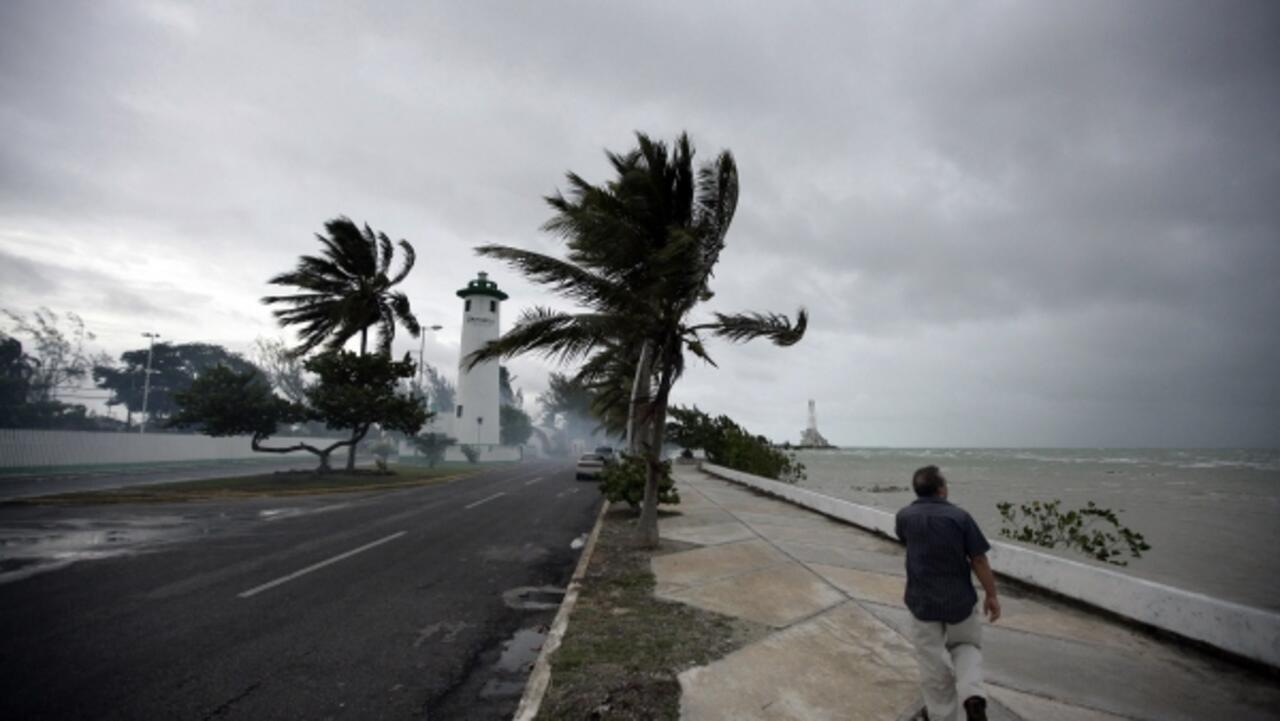 El huracán Alex se dirige al Golfo de México El huracán Alex se dirige al Golfo de México