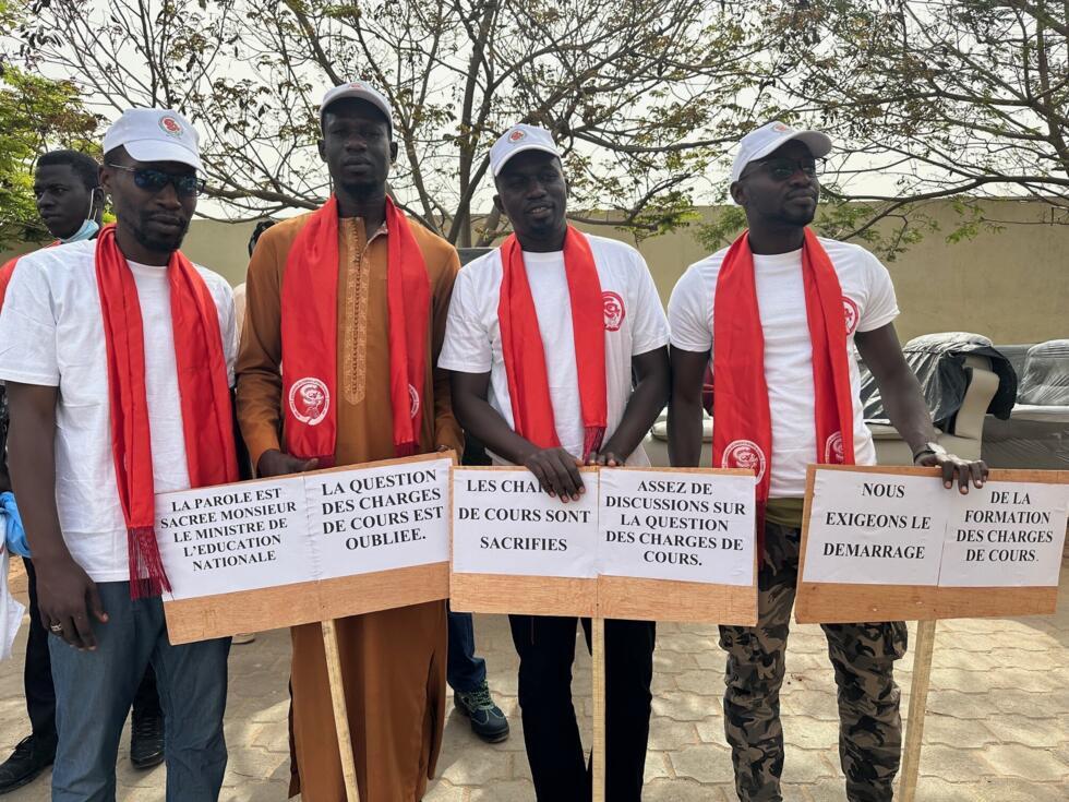 Les chargés de cours, du nom de ces professeurs du primaire déployés au collège et au lycée, sont mobilisés en ce 1er-Mai pour réclamer les formations diplômantes qui leur ont été promises par le ministère de l’Éducation nationale au Sénégal.