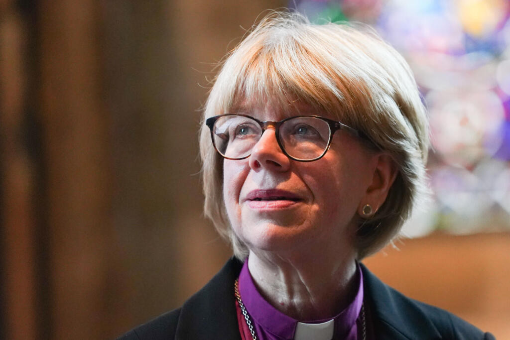Sarah Mullally, Askofu Mkuu mpya wa Canterbury, kiongozi wa kiroho wa Waanglikana milioni 85 duniani, akipiga picha kwa wanahabari ndani ya Kanisa Kuu la Canterbury huko Canterbury, Uingereza, Ijumaa, Oktoba 3, 2025. (Picha ya AP/Alberto Pezzali)