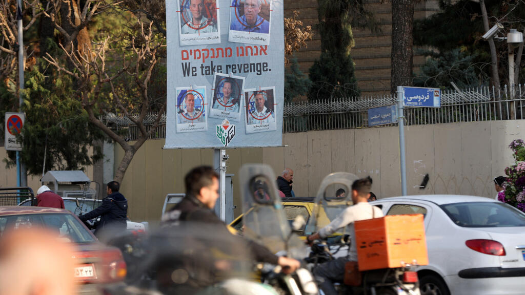 Une banderole anti-israélienne avec des photos du ministre de la Défense d'Israël, Yoav Gallant, du chef d'état-major général d'Israël, Herzi Halevi, commandant de la marine israélienne, David Saar Salama, du chef d'état-major adjoint, Amir Baram et du commandant de de l'armée de l'air israélienne, Tomer Bar est vu à la suite d'une frappe israélienne présumée contre le consulat iranien, adjacent au bâtiment principal de l'ambassade iranienne à Damas, dans une rue de Téhéran, Iran, le 2 avril 2024.