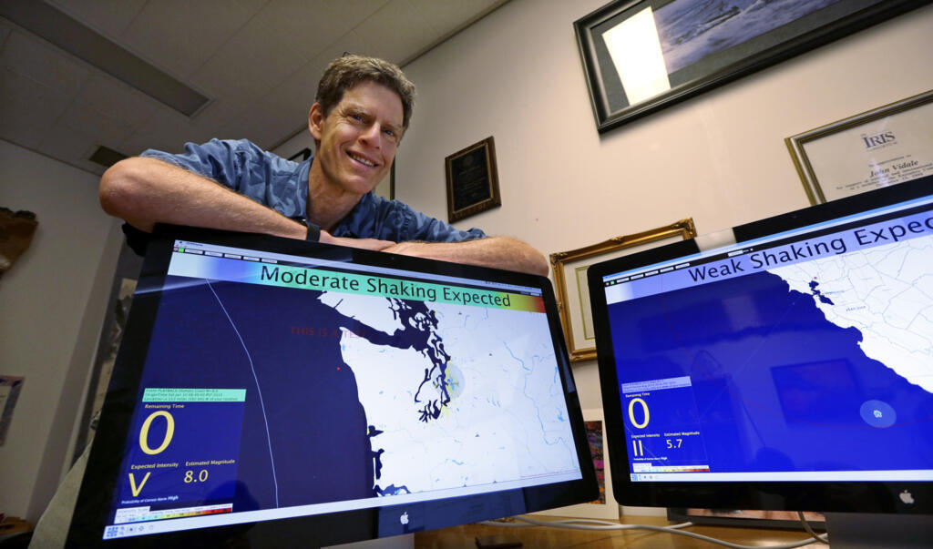 Sur cette photo d'archives prise le 6 août 2015, John Vidale, directeur du Pacific Northwest Seismic Network à l'Université de Washington, présente une version bêta d'un système d'alerte précoce pour les tremblements de terre, à Seattle. (Image d'illustration)