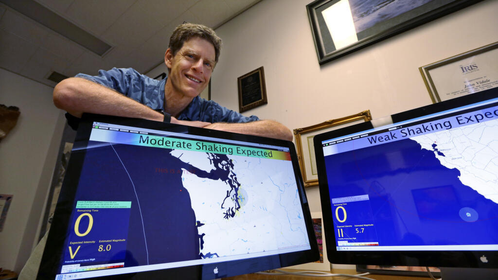 Sur cette photo d'archives prise le 6 août 2015, John Vidale, directeur du Pacific Northwest Seismic Network à l'Université de Washington, présente une version bêta d'un système d'alerte précoce pour les tremblements de terre, à Seattle. (Image d'illustration)