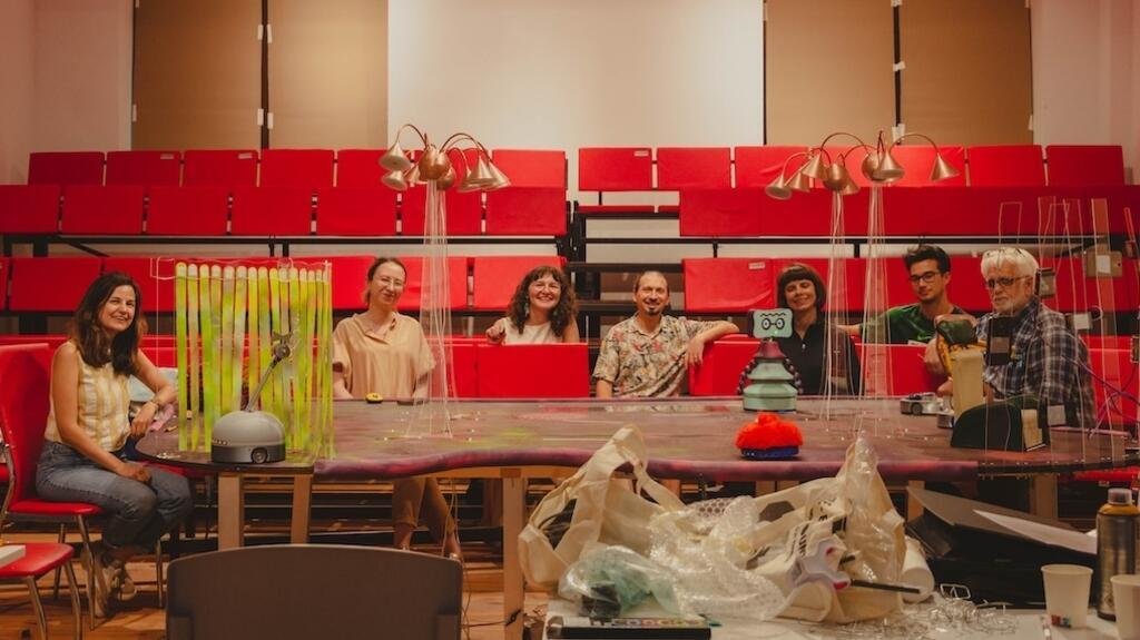 „E-Waste E-Motion” nu este doar un spectacol, ci o invitație la reflecție: cum se raportează oamenii la tehnologie, ce lasă în urmă și cum se pot transforma deșeurile în surse de emoție și conștientizare.