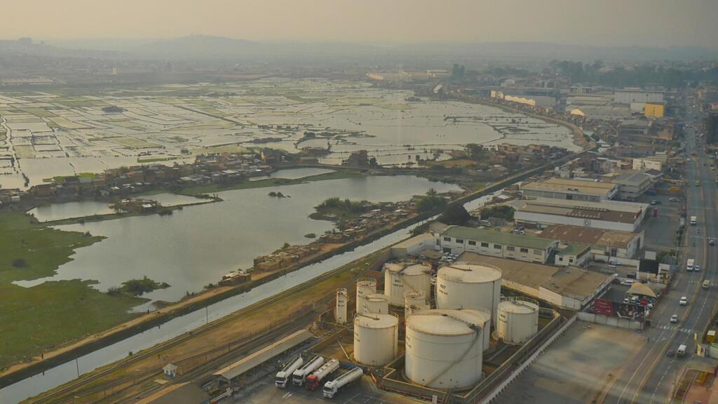 Ankorondrano. L'une des zones industrielles de la capitale où zones franches (textiles), dépôt d'hydrocarbures et sièges sociaux de grosses entreprises se côtoient.