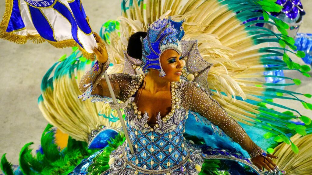 Exposição conta a história do carnaval do Rio de Janeiro por meio das fantasias (imagem de porta-bandeira da Acadêmicos do Sossego em 2020)