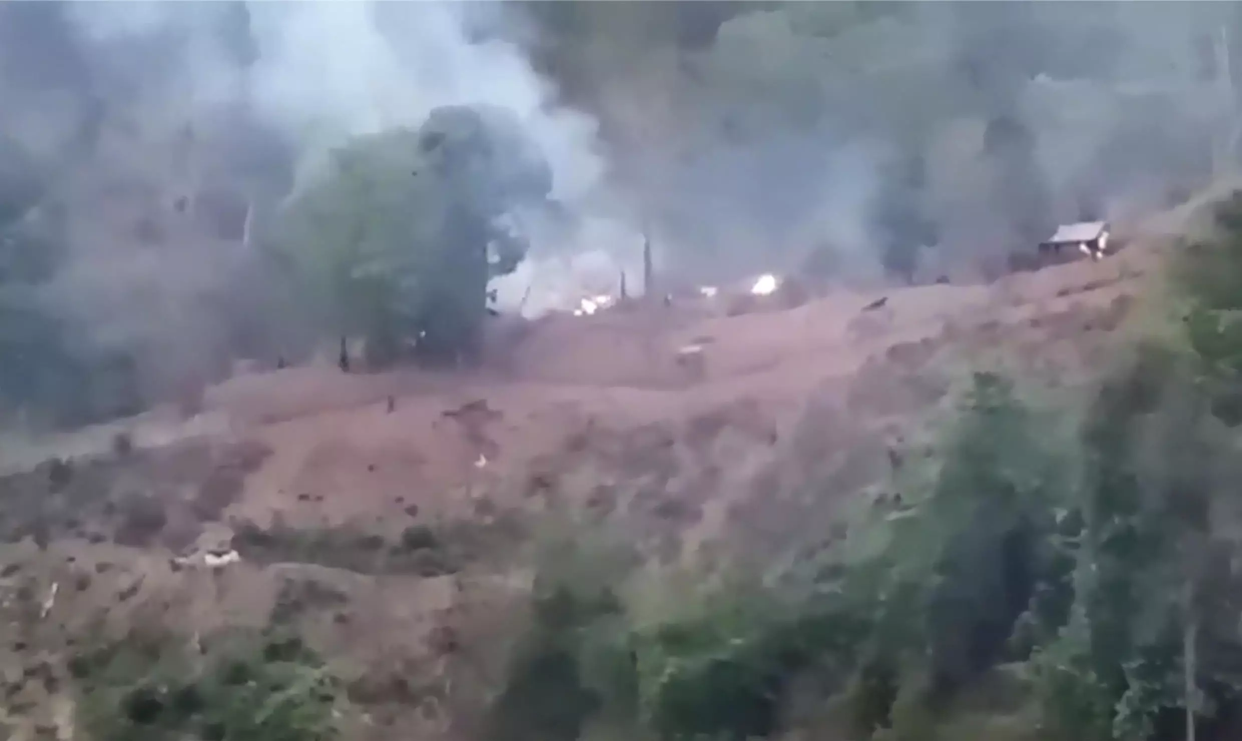 En esta imagen realizada a partir de un vídeo de Transborder News, humo se eleva desde un campamento del ejército de Myanmar cerca de la frontera de Myanmar y Tailandia el martes 27 de abril de 2021. Los guerrilleros de la etnia Karen dijeron que capturaron una base del ejército de Myanmar el martes, en lo que representa una acción de quienes se oponen al golpe de  Estado militar en febrero.