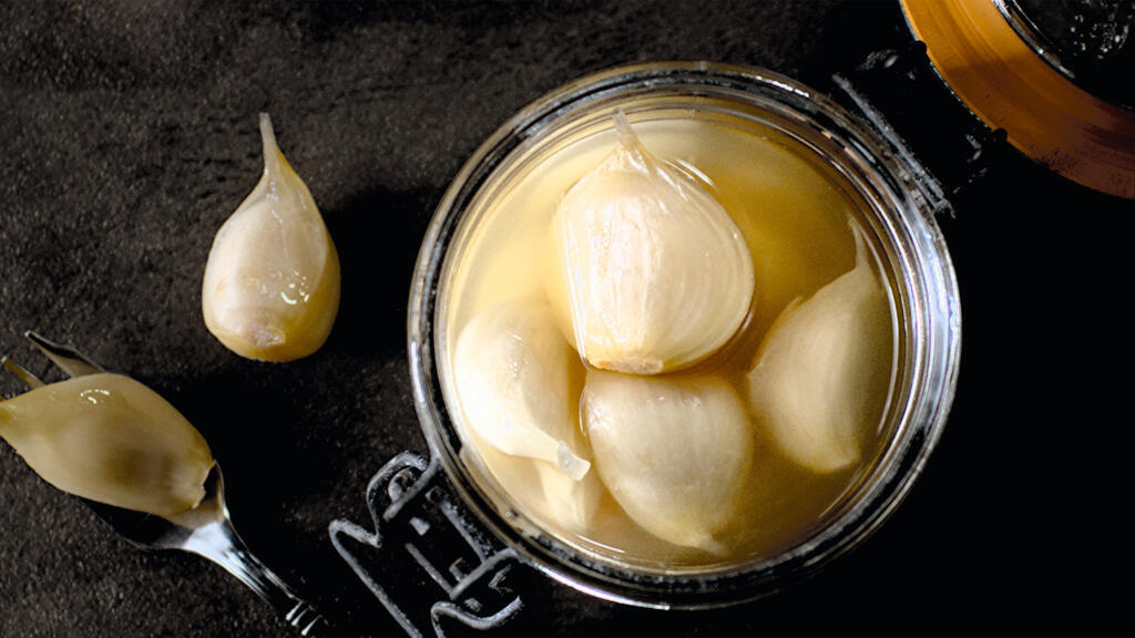 Ail fermenté, recette de Marie-Claire Frédéric issue du livre L'école de la fermentation, aux éditions Alternatives.