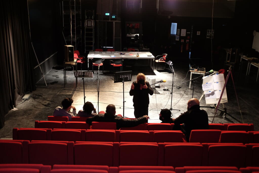 Monica Fantini avec Cheikna, Mustapha, Raphaël, Sébastien, Tourquie  et Walid au Studio Image et mouvement du Centre pénitentiaire de Marseille