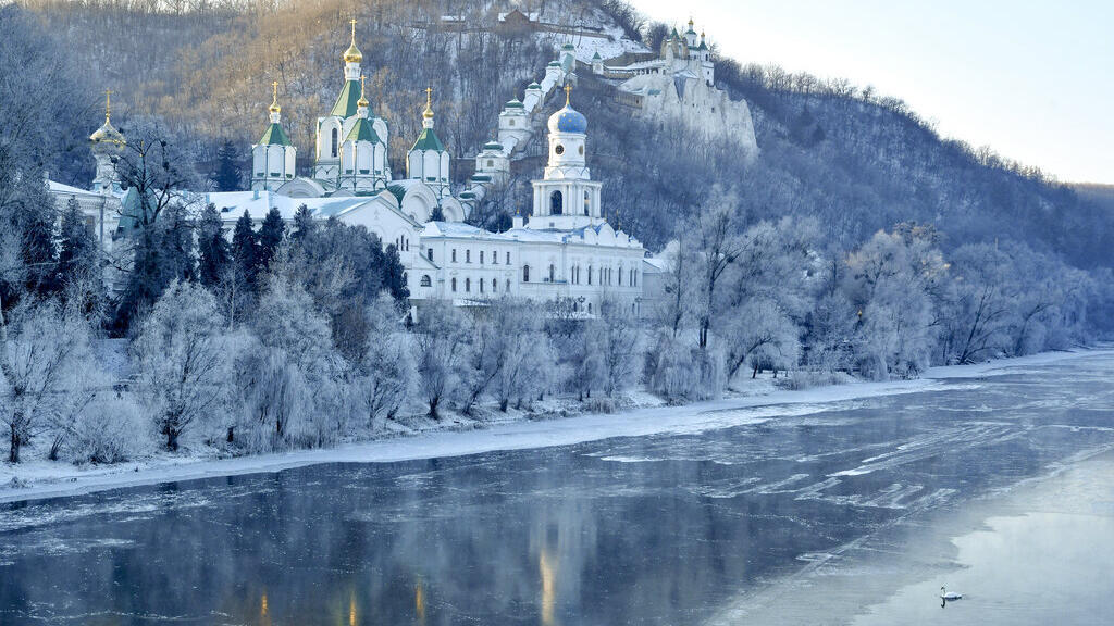 La laure de la Dormition de la Mère de Dieu de Sviatohirsk à Donetsk, célèbre monastère orthodoxe, (ici photographiée le 24 décembre 2021), fait partie des nombreux édifices religieux qui ont été touchés par des bombardements.