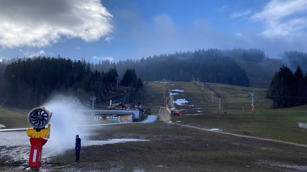 Cet hiver, la station de Metabief (Jura, est de la France) a eu très peu de neige. Une situation de plus en plus fréquente pour les stations de moyenne montagne en raison du changement climatique.