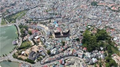 Ảnh chụp từ trên cao: Đồi Dinh là không gian xanh lớn còn sót lại ở Đà Lạt, Việt Nam.