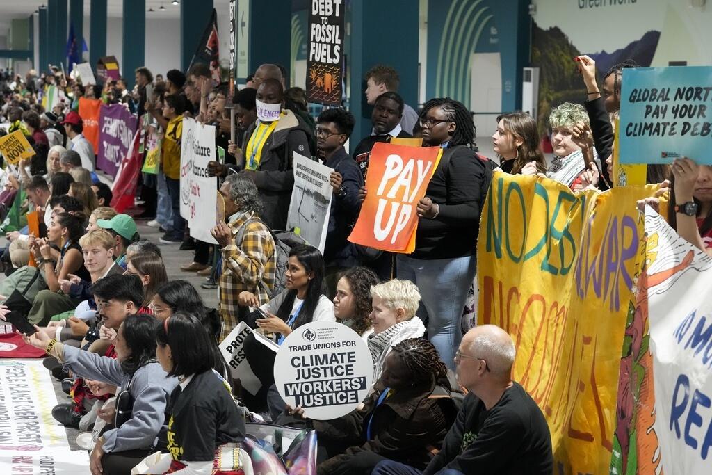 Ativistas climáticos realizam uma manifestação silenciosa na COP29 em Baku, Azerbaijão, em 16 de novembro de 2024.