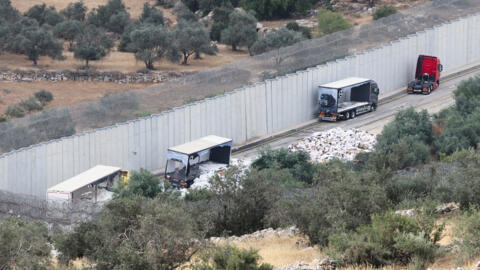 چندین هفته است که شهرک نشینان افراطی اسرائیلی به کامیون‌های مظنون به انتقال کمک‌های بشردوستانه به غزه حمله می‌کنند. تصویر حمله این افراد به کامیون‌های کمک‌رسانی در نزدیکی الخلیل، در کرانه باختری اشغالی، ۱۴ مه ۲۰۲۴. 