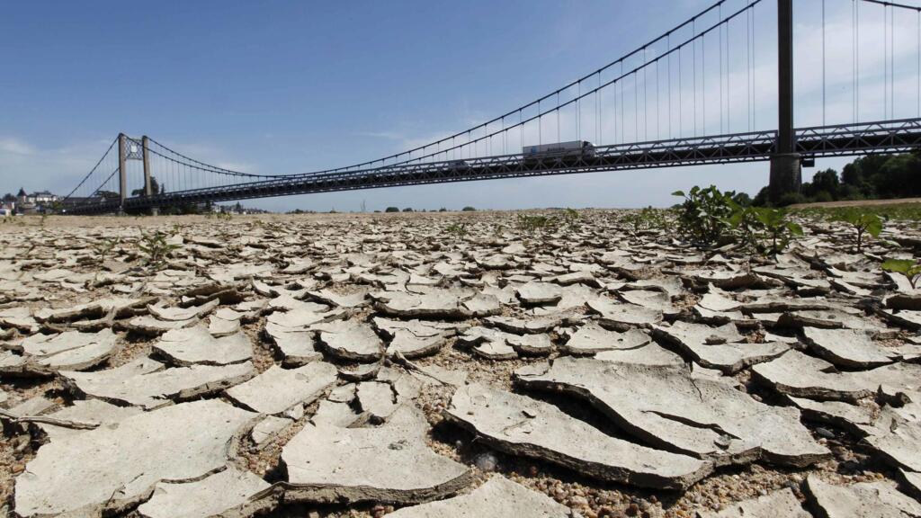 Em plena primavera, rio Loire, na França, já sofria com a seca excepcional de 2022 no país. 