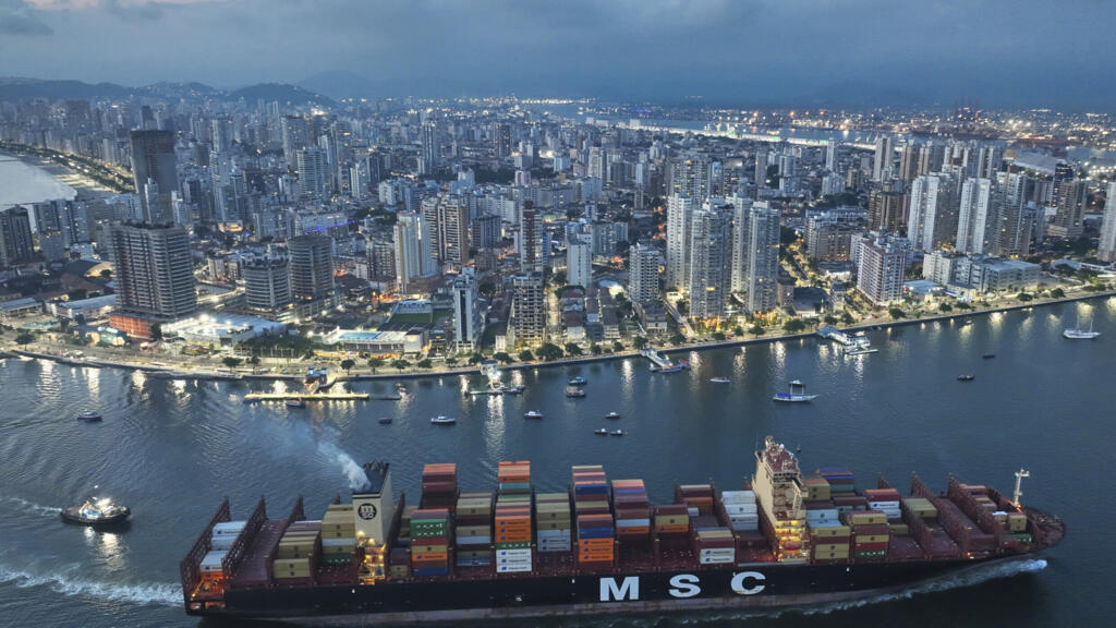 Um navio porta-contêineres se aproxima do porto de Santos, no Brasil, em 1º de abril de 2025.