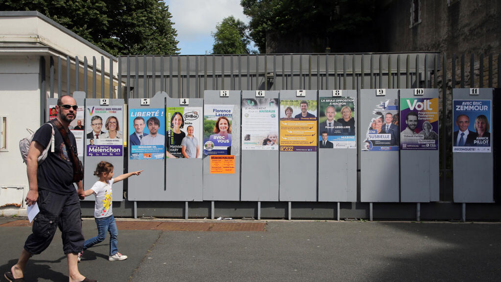 Cartazes de candidatos que concorrem ao primeiro turno das eleições legislativas na França.