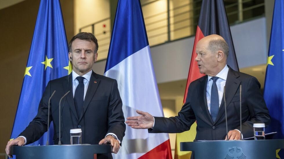 Tổng thống Pháp Emmanuel Macron (trái) và thủ tướng mãn nhiệm Đức Olaf Scholz họp báo sau cuộc gặp tại Berlin, Đức, ngày 18/03/2025.