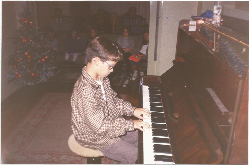 Luciano Cadô começou a tocar piano aos 7 anos.