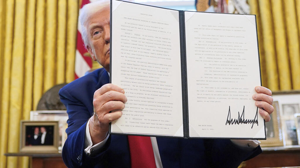 Le président états-unien Donald Trump dans le Bureau ovale de la Maison Blanche, le 9 avril 2025.