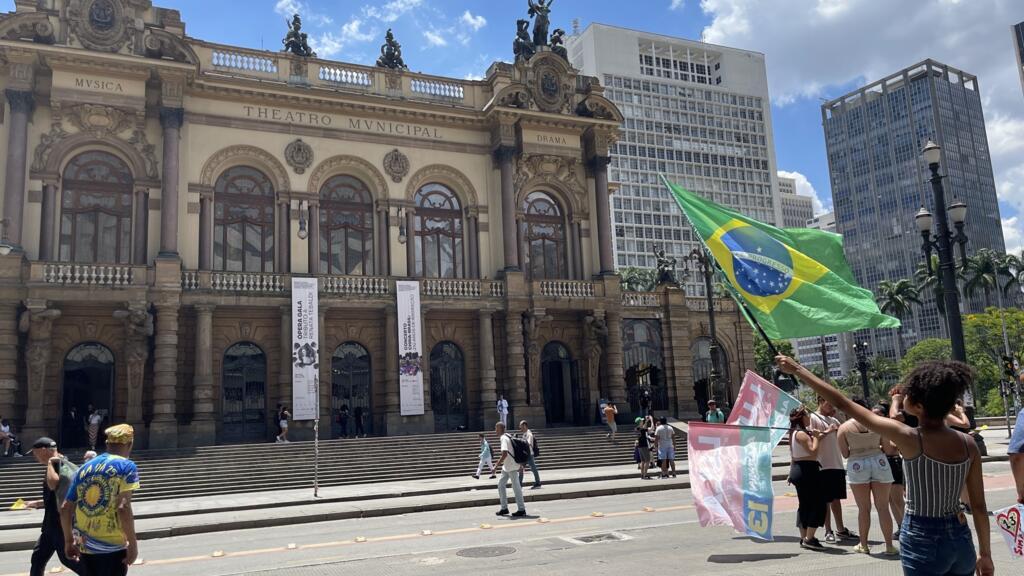 Militantes fazem campanha em frente ao Teatro Municipal de São Paulo neste sábado (29), véspera da eleição.
