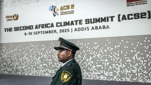 Un agent de sécurité de l'Union africaine contrôle l'accès au sommet des dirigeants de haut niveau lors du deuxième sommet africain sur le climat (ACS2) à Addis-Abeba, le 8 septembre 2025.