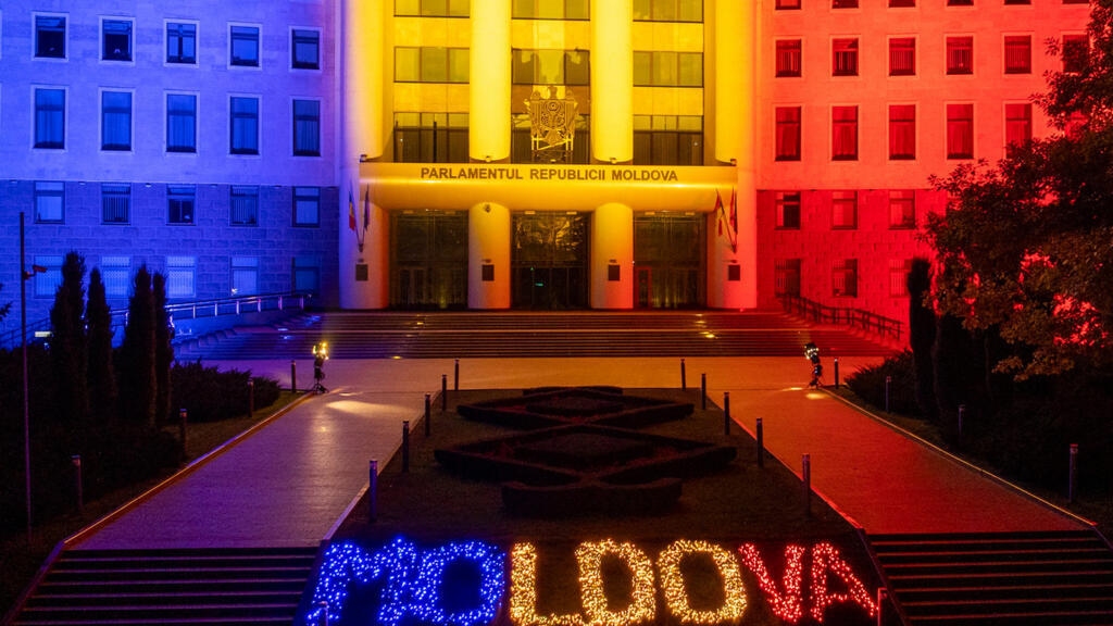 Iluminarea clădirii Parlamentului în culorile drapelului Republicii Moldova, 27.08.2025.
