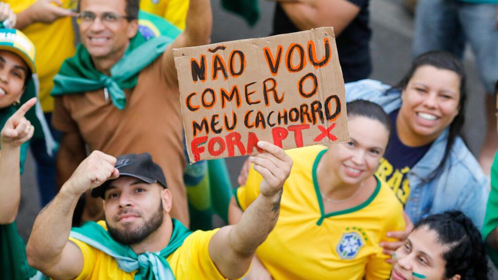 Os apoiadores do presidente brasileiro Jair Bolsonaro participam de um protesto para pedir intervenção federal em frente à sede do Exército em Brasília, em 2 de novembro de 2022.