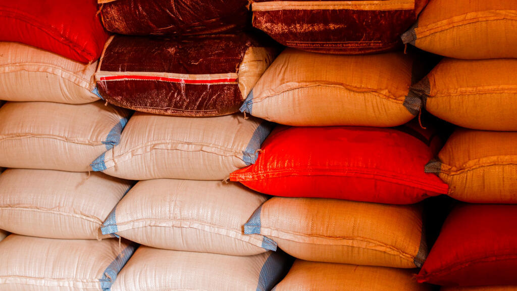 Des sacs de 100 kilos de riz sont vendus dans une boutique au Mali (image d'illustration).