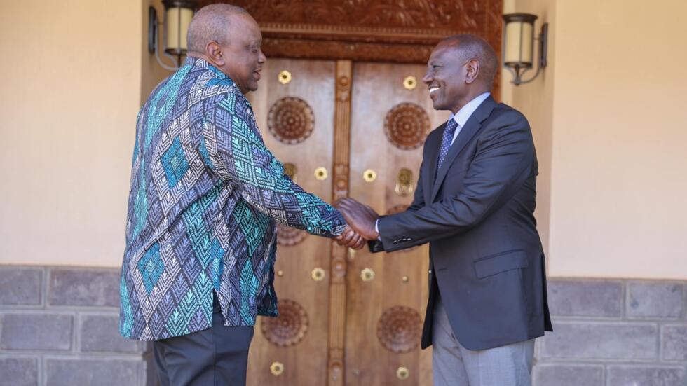 Rais mstaafu wa Kenya Uhuru Kenyatta (kushoto) na Rais William Ruto (kulia). Picha kwa hisani ya Ikulu ya Nairobi 9 Disemba 2024