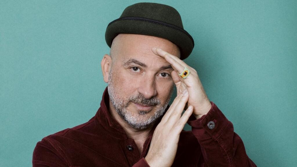 Cantor e compositor Lucas Santtana.