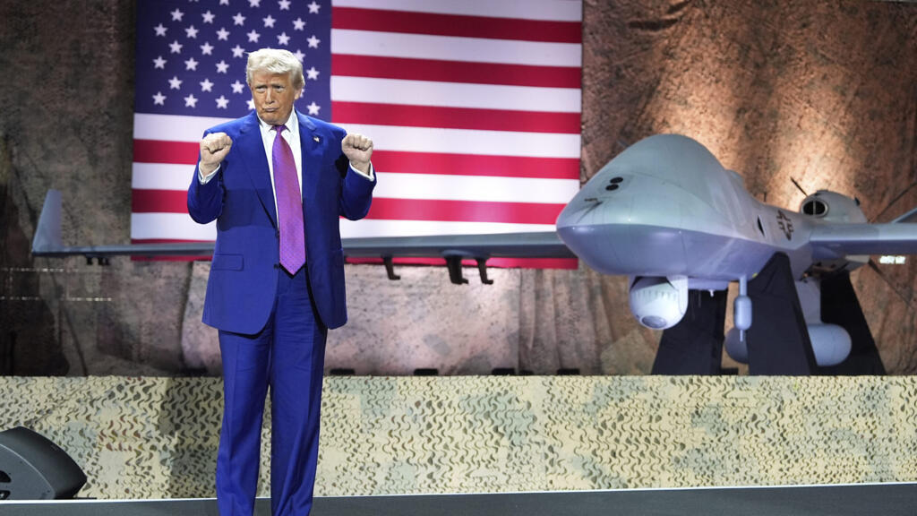 Tổng thống Mỹ Donald Trump bên cạnh drone MQ-9 Reaper tại căn cứ không quân Al Udeid, Doha, Qatar, ngày 15/05/2025.