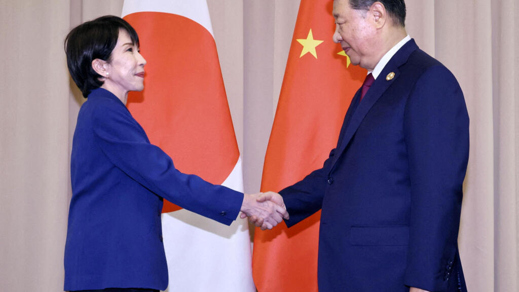 日本首相高市早苗于2025年10月31日在韩国庆州与习近平主席会谈前握手致意。