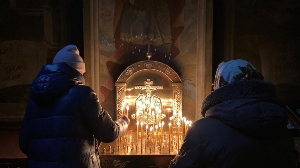 Ici à la cathédrale orthodoxe d’Ukraine, Saint Michel de Kiev, des habitants, croyants ou non, viennent allumer un cierge pour un mort, un disparu ou pour remercier d’être en vie.