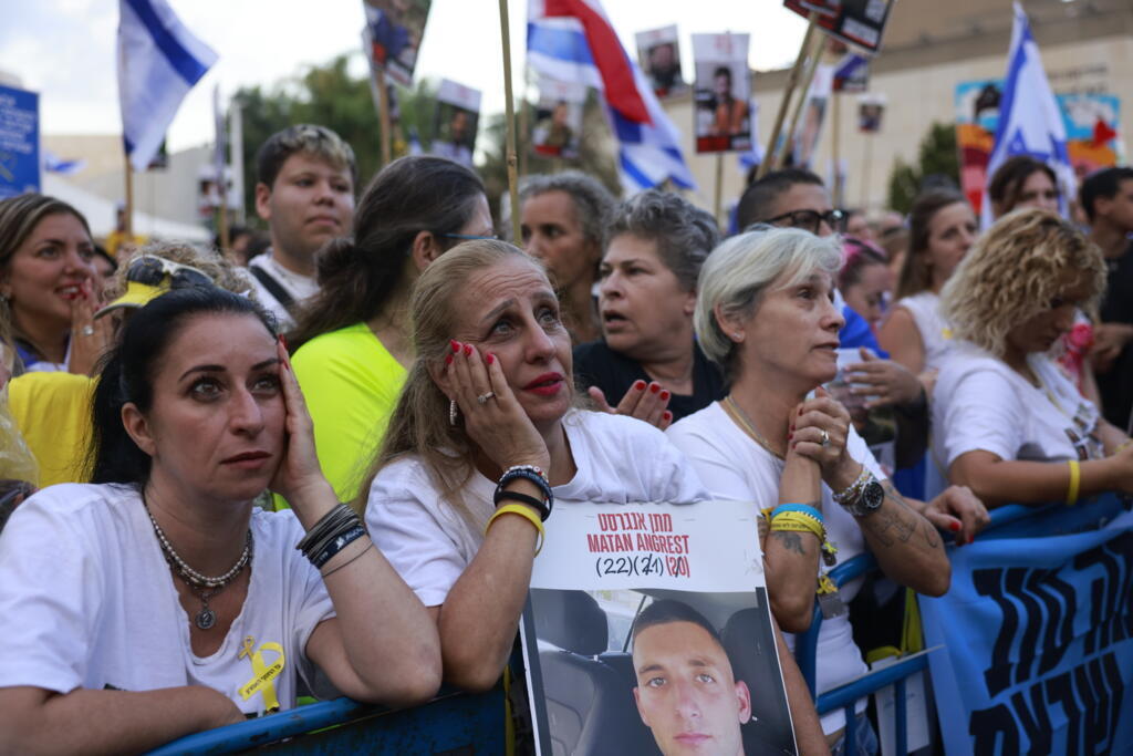 Israelíes muestran retratos de los últimos rehenes retenidos en Gaza, en la Plaza de los Rehenes de Tel Aviv, el 13 de octubre de 2025
