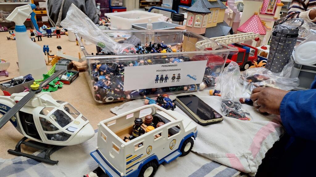 Les figurines d'une même marque (comme, ici, les Playmobil) sont triées par thème pour reconstituer des boîtes similaires à celles vendues dans le commerce.
