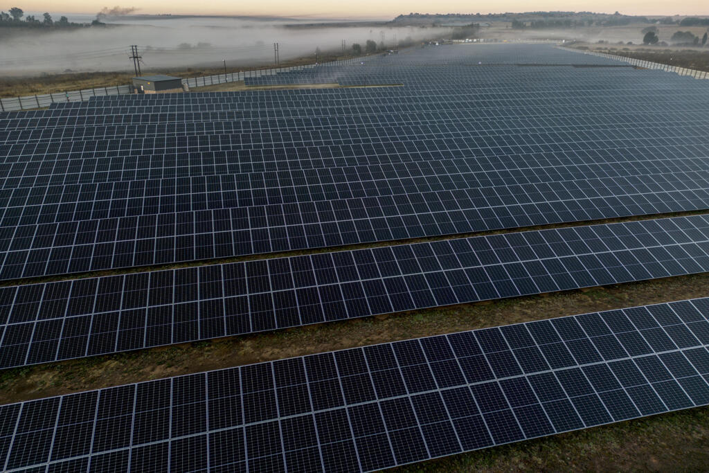 Vista aérea da usina solar fotovoltaica de Frankfort, em Frankfort, em 11 de maio de 2023. Frankfort faz parte do município de Mafube, onde os residentes são forçados a ficar no escuro depois que o Tr