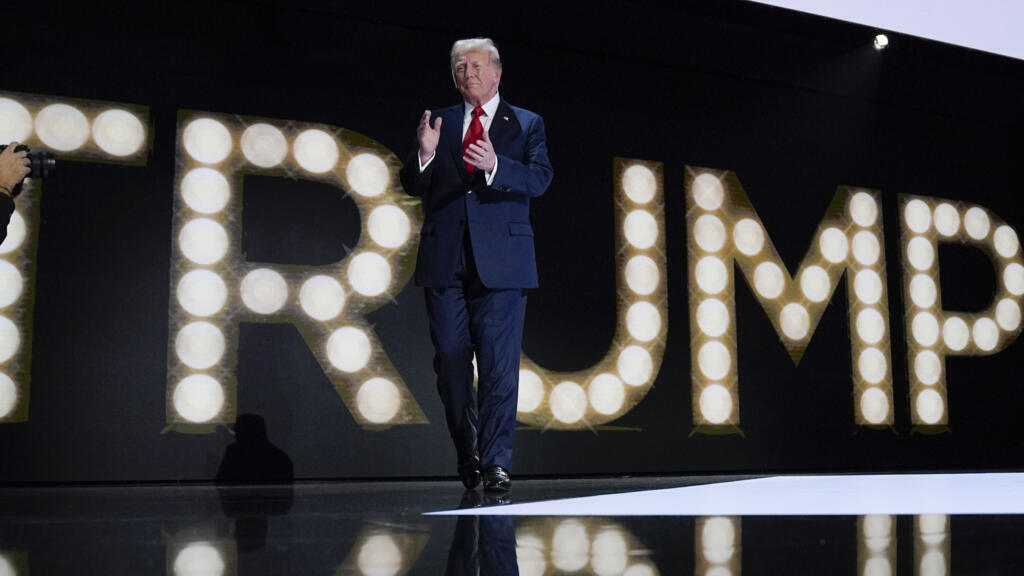 Le candidat républicain à la présidence, l'ancien président Donald Trump, est présenté lors de la dernière soirée de la Convention nationale républicaine, jeudi 18 juillet 2024, à Milwaukee.