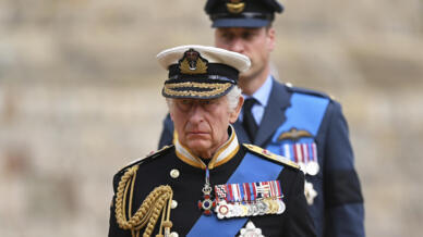 Le roi Charles III et le prince William arrivent pour le service religieux de la reine Elizabeth II, à la chapelle St George, à Windsor, le lundi 19 septembre 2022.