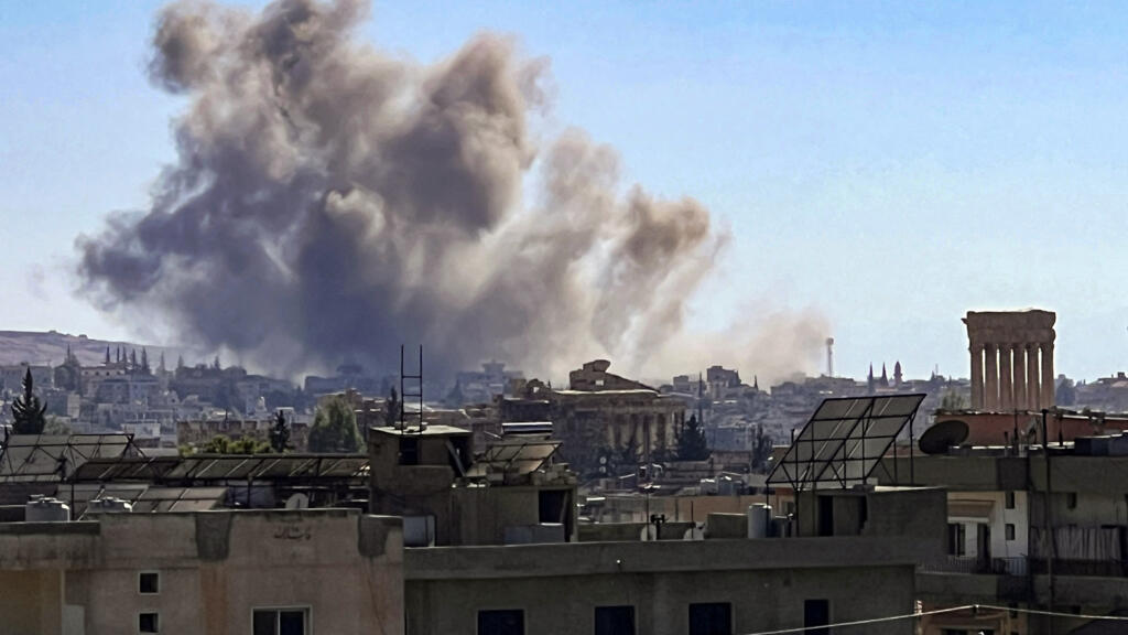 De la fumée s'élève dans les airs après qu'une frappe aérienne israélienne a visé la ville de Baalbeck, dans la vallée de la Bekaa, le 25 septembre 2024.