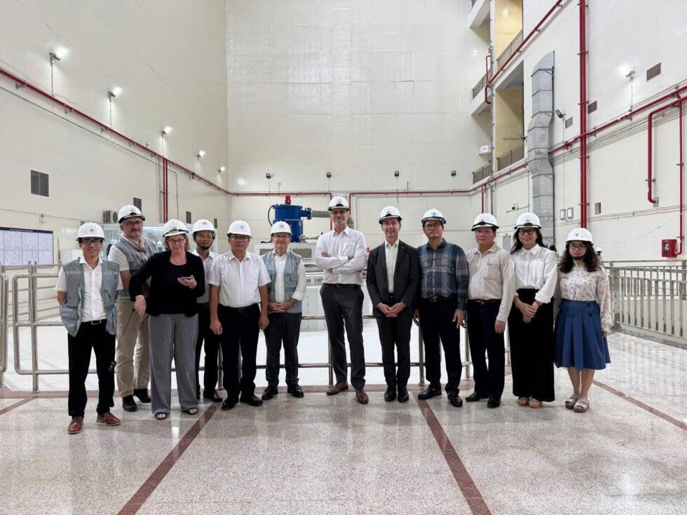 Đại sứ Liên Hiệp Châu Âu Julien Guerrier và đại sứ Pháp Olivier Brochet (G) thăm thực địa dự án mở rộng nhà máy thủy điện Ialy, Việt Nam, ngày 12/05/2025.