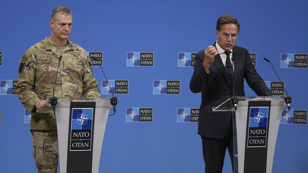 Tổng thư ký khối NATO, Mark Rutte (phải) và tướng Mỹ, Alexus Grynkewich, Tư lệnh tối cao các lực lượng đồng minh tại Châu Âu trong cuộc hộp báo tại Bruxelles, Bỉ, ngày 12/09/2025.