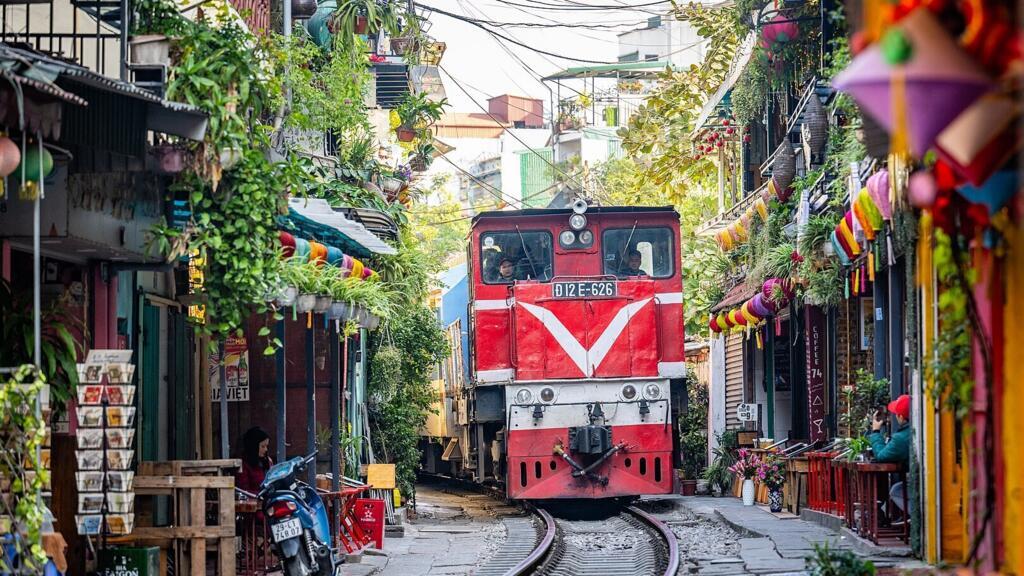 Một đoàn tàu trên "phố đường tàu", Hà Nội, Việt Nam, năm 2023.