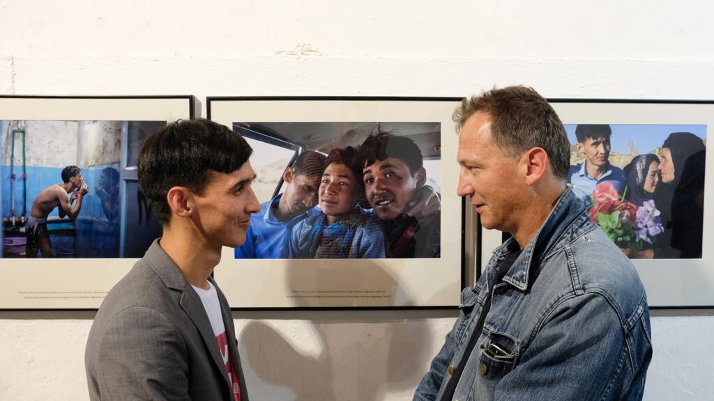 Olivier Jobard (droite) et Ghorban Jafari lors du festival de photojournalisme de Perpignan Visa pour l'image, en septembre 2018.