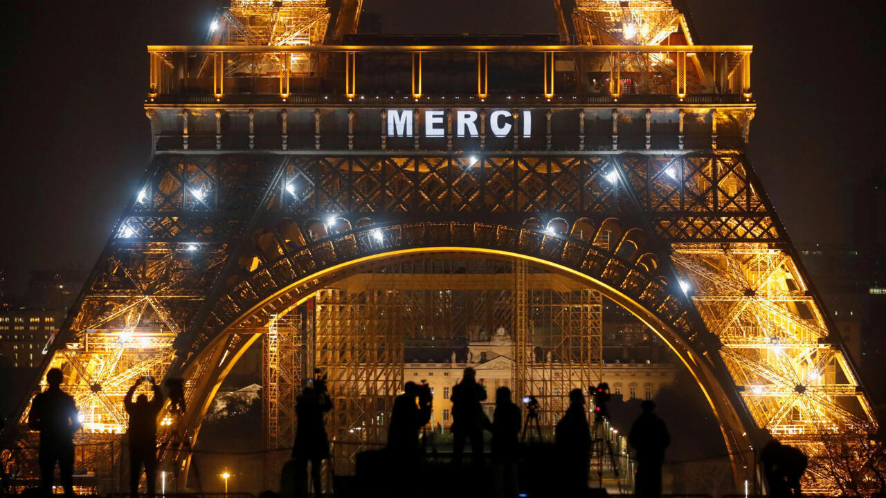 Torre Eiffel homenageia profissionais que lutam contra coronavírus