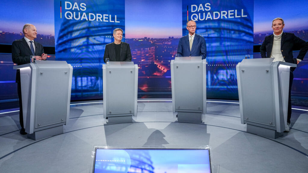 O chanceler do Partido Social-Democrata (SPD), Olaf Scholz (à esq.), o ministro alemão da Economia e do Clima, Robert Habeck (à dir.), o candidato conservador a chanceler e líder do partido União Democrata Cristã (CDU), Friedrich Merz, e a co-líder do partido Alternativa para a Alemanha (AfD), Alice Weidel, participam do programa de TV “Quadrell” da RTL e da NTV em Berlim, Alemanha, em 16 de fevereiro