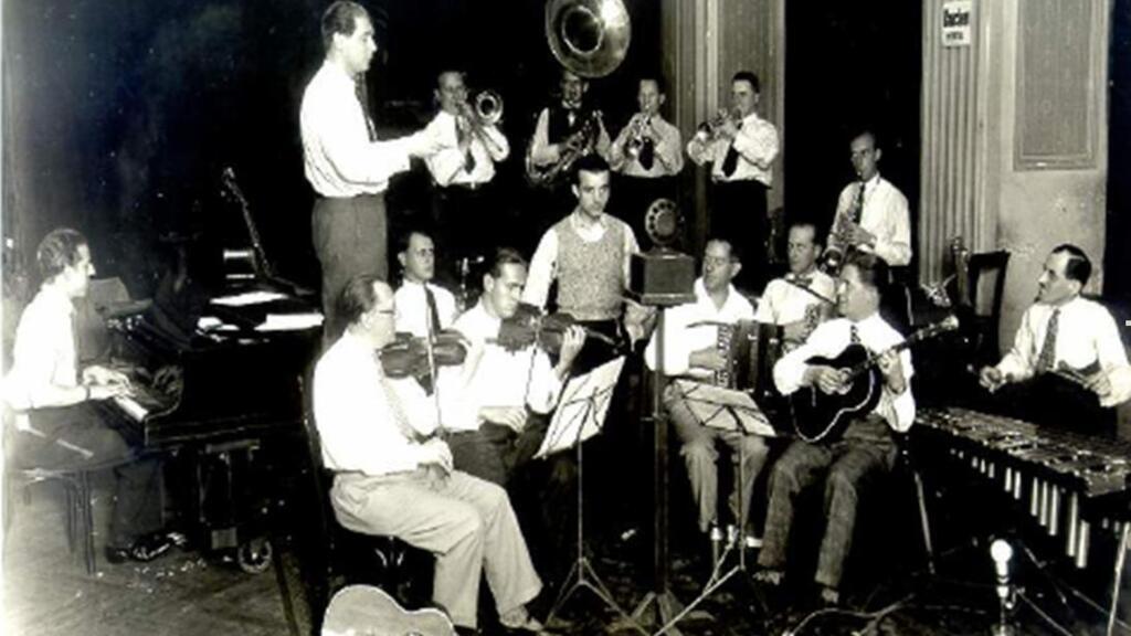 Cristian Vasile în concert acompaniat de orchestra Dajos Bela, aprox 1930