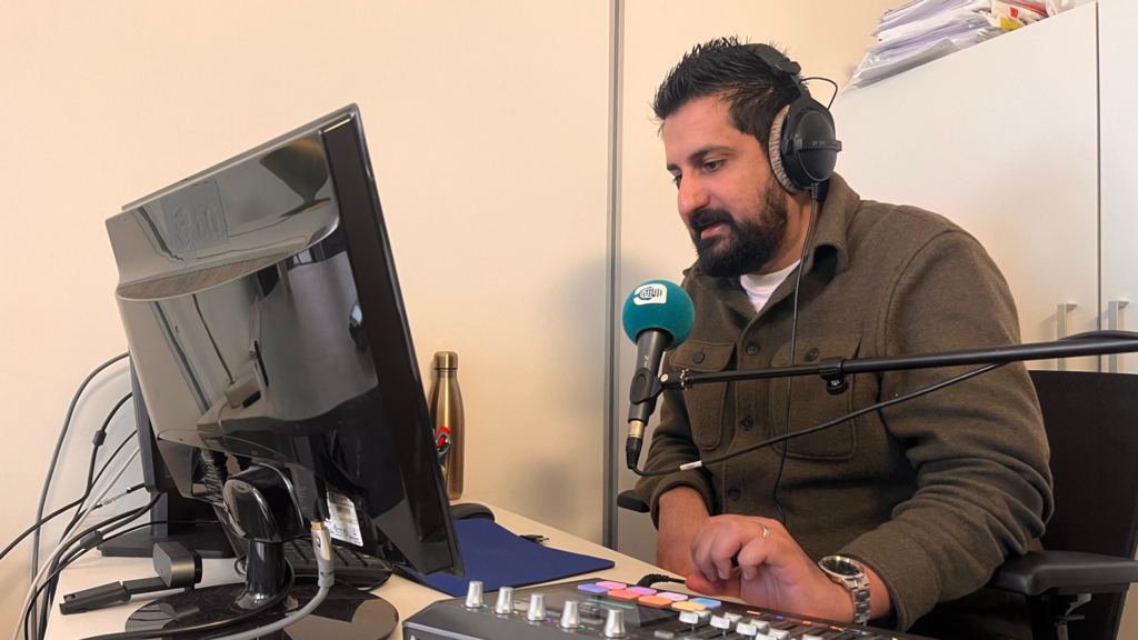 Mohammad al Haj est un Syrien de Raqqa. Il a fui son pays en 2013 après avoir documenté les manifestations d'opposants au régime de Bachar el-Assad. Aujourd'hui, il est journaliste à Radio Rozana, à Paris.