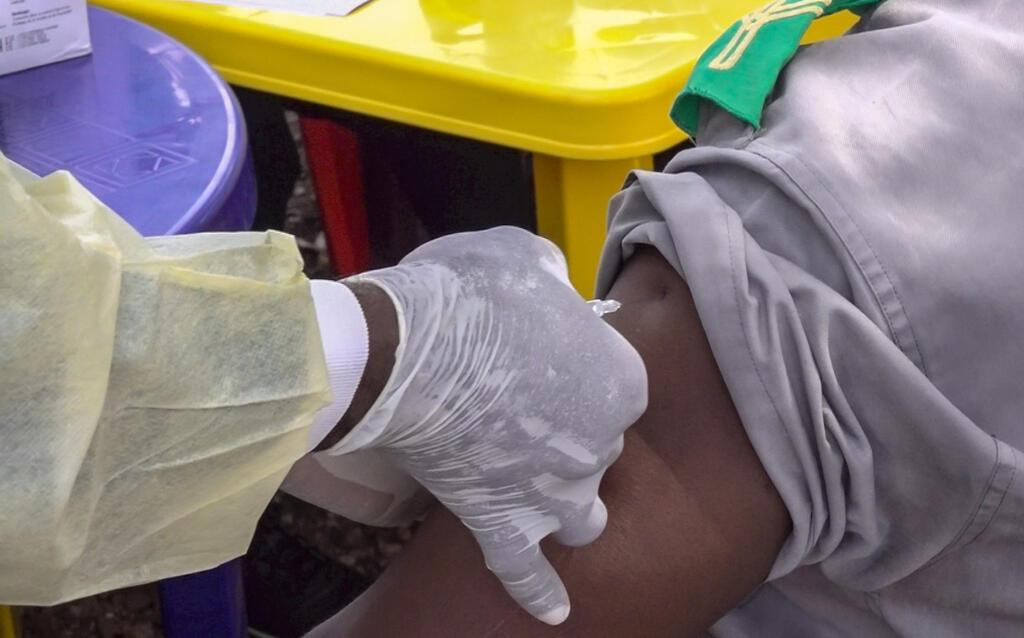Un agent de santé administre le vaccin anti-Ebola à Gueckedou, en Guinée, le 23 février 2021.